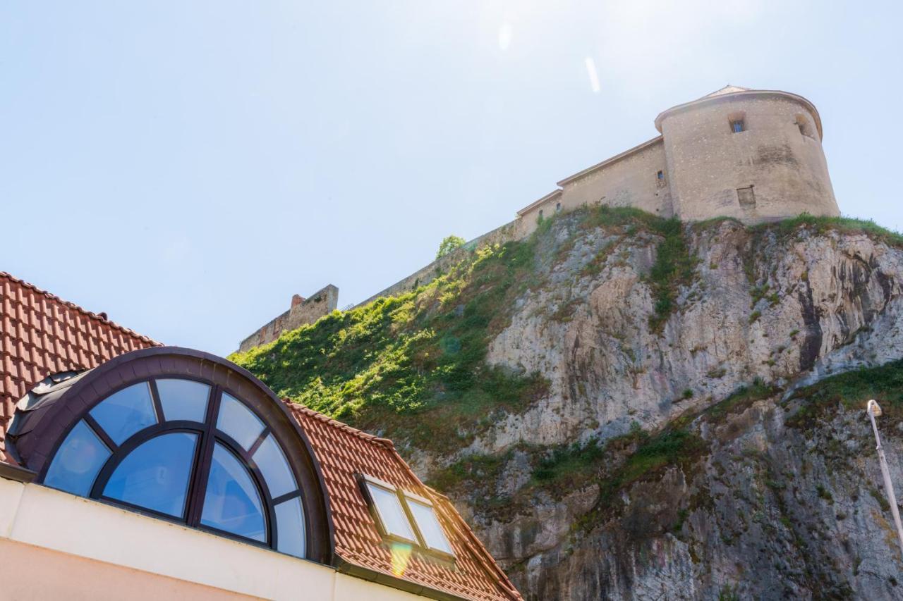Lovely 4-Bedroom Flat In Historical Center With Stunning View Trenčín Zewnętrze zdjęcie